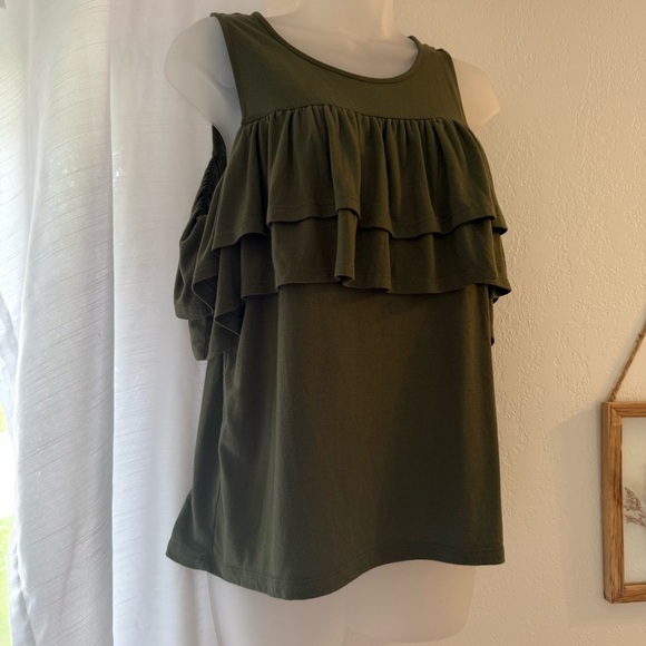 a.n.a. A new approach Green Ruffle Sleeveless off shoulder Top Size M casual - Picture 1 of 7